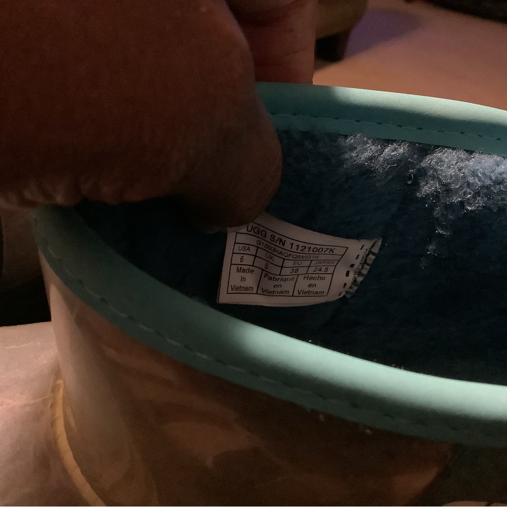 Waterproof UGG boots - Picture 7 of 7